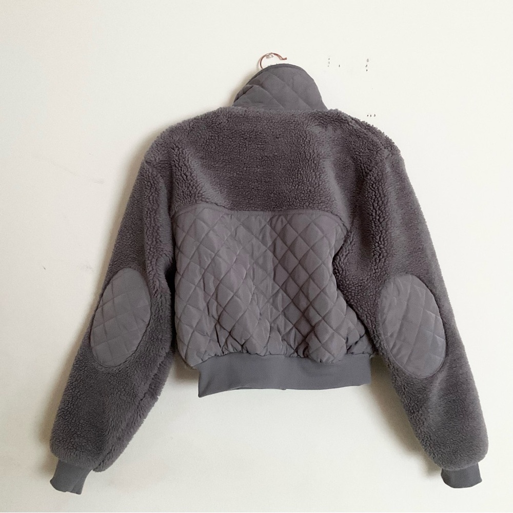 Alo Yoga Sherpa Edge Bomber Fog S - Picture 16 of 16